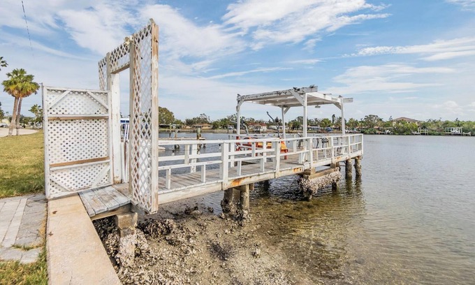Bayou Shores Casa | KING 1bd/1ba in St. Petersburg w/PRIVATE DOCK & KAYAKS