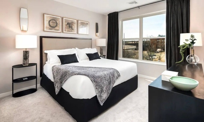 The Hill Apartamento | King 1BR W/ Parking, Pool & Gym