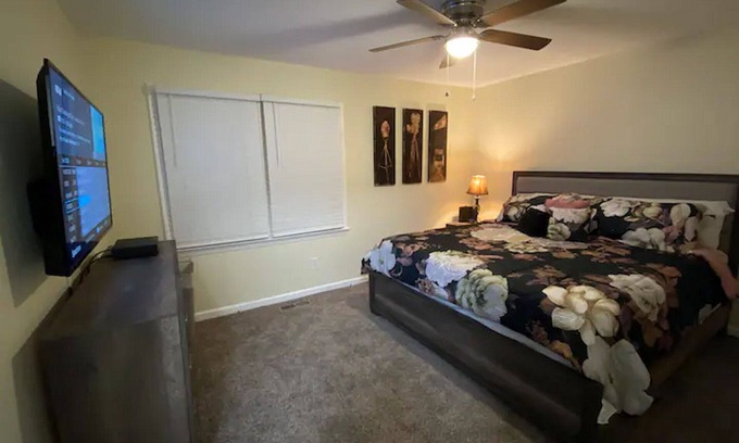 Greensboro Casa | king and Queen 2-bedroom townhome near downtown Greensboro with WiFi, AC