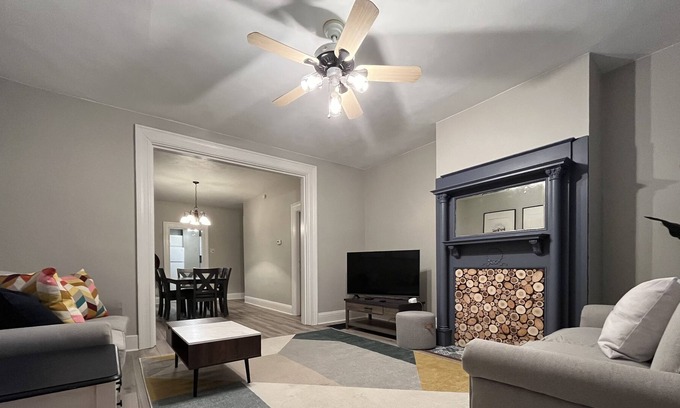 Carnegie Casa | King and queen bed, entire house, dogs welcome