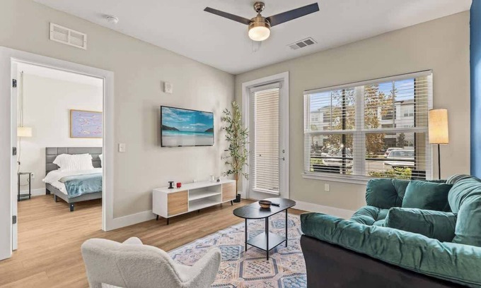 Southeast Orlando Apartamento | King Apt |Pets allowed |15 min to Parks |Amenities