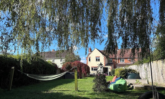 South Cadbury Casa | King Arthur’s Rest: Charming Eco Home, Garden & Hot Tub. Sleeps 10. Pet friendly