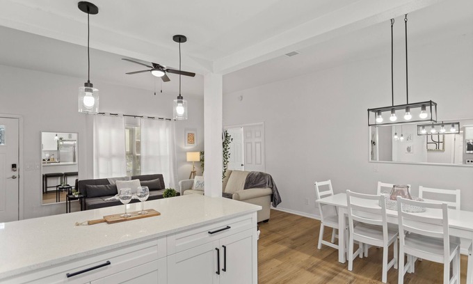 Kissimmee Casa | King bd / Modern Home sleeps 8 w/ private backyard