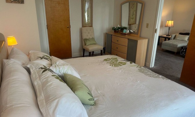 Downtown Greensboro Casa | King bdrm in brilliant downtown Greensboro-few min, walk to food & entertainment