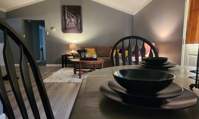 Saginaw Casa | King bed 4-bedroom house in Saginaw with WiFi, AC 10mins from stockyards