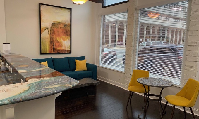 Downtown Greensboro Condominio | King Bed and Huge Windows in the Heart of Downtown Greensboro