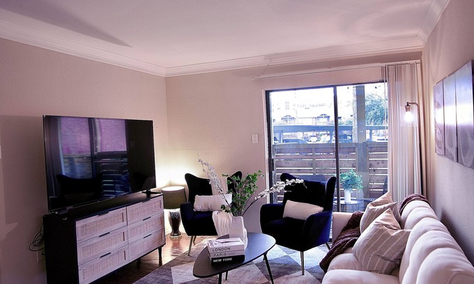 Astrodome Apartamento | King bed apartment in Medical Center -NRG -Downtown.Free parking,WiFi,pool, gym