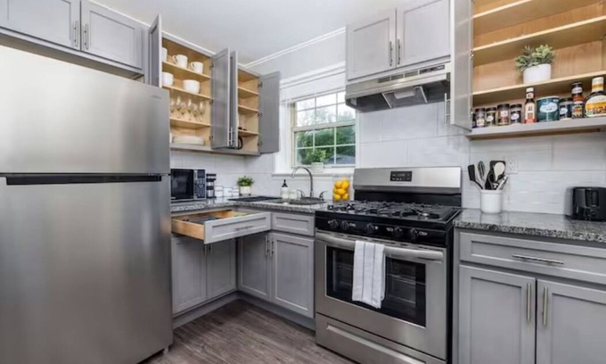 Newington Apartamento | King Bed Apt - Fully Furnished w/ Max Amenities