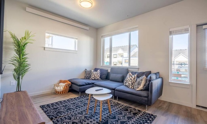 Vancouver Apartamento | King Bed Boho Design near Local Coffee Shop & Grocery Store