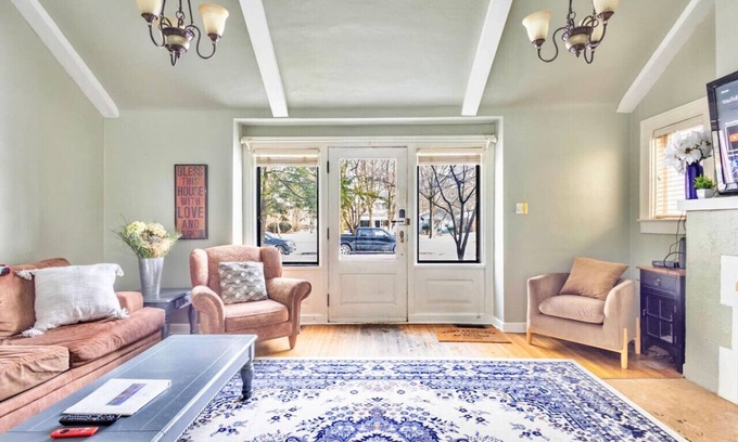 Meridian-Kessler Casa | *King Bed*Broad Ripple*Near Downtown*Bonfire*Patio