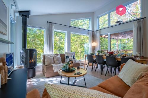 Pont-Rouge Chalet De Esquí | King bed, Cinema screen, Private SPA, Pool, Sauna, Near Quebec