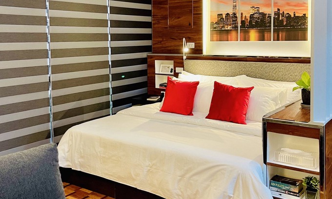 San Lorenzo Apartamento | King Bed Corner Oasis @ Greenbelt
