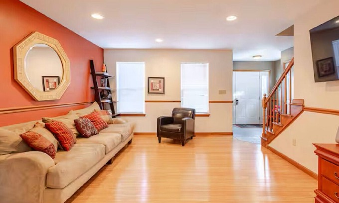 Cherryville Casa | King Bed- Dorney Park- Wineries-, Steam Shower-2 Tier Patio
