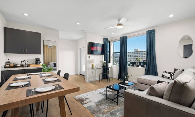 Roseville - Fleet Ridge Apartamento | King Bed, EV Charger, Pet-Friendly, Balcony Near Airport & Beaches