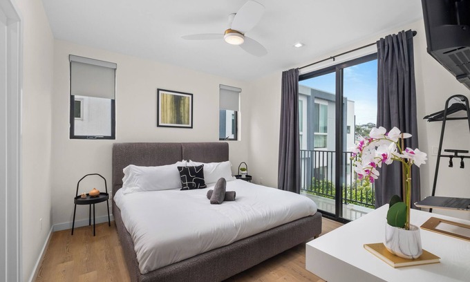 Roseville - Fleet Ridge Apartamento | King Bed, EV Charger, Sleeps 8, Balcony, Laundry
