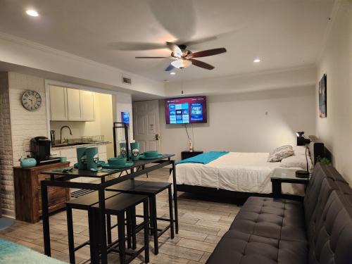 Kernersville Casa | King Bed Exec Suite Hot Tub, Gym, Grill & Laundry