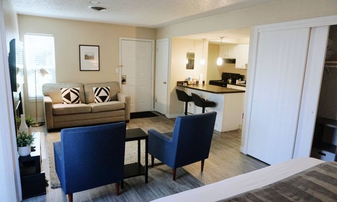 Central City Apartamento | King Bed * Extensive Cleaning Protocol *Downtown