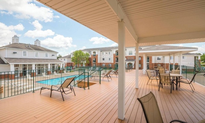 West Des Moines Apartamento | Jackson - 2BD/2BA near Jordan Creek with a Gorgeous Outdoor Pool & Sun Deck
