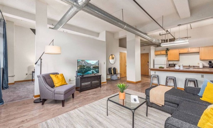 Quality Hill Apartamento | King Bed | Great Location+Amenities | Free Parking