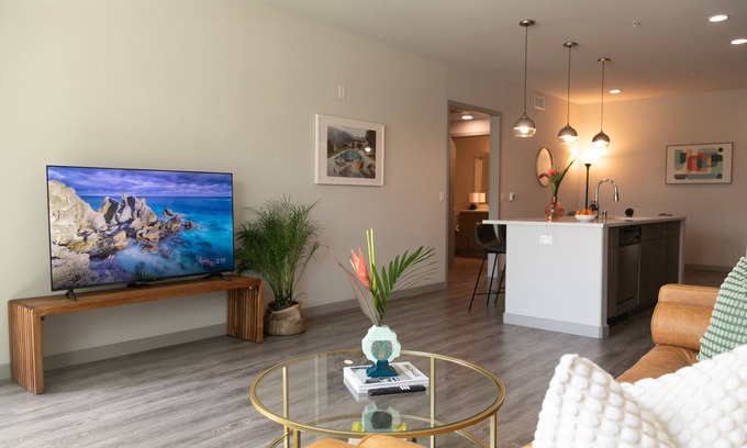 Camarillo Condominio | King Bed / Gym / Hot Tub / 850 / Parking / Wifi