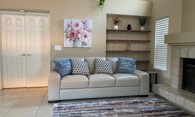 Raisin Casa | King bed in gated community very next to Woodward Park. Waking, dinning & shops