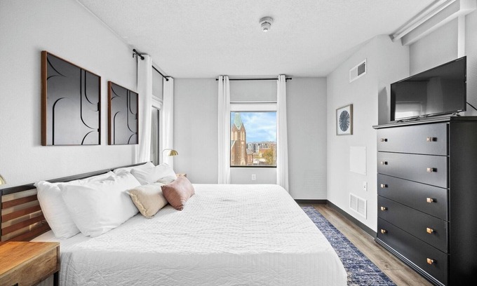 Historic East Village Apartamento | King Bed | Onsite Gym | Downtown Views | Parking