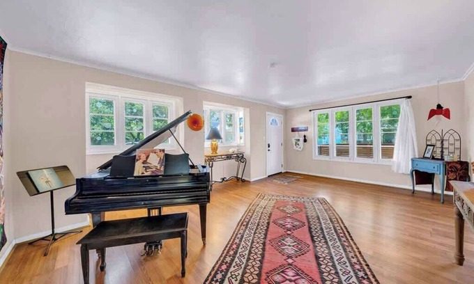 Bay Area Casa | King Bed, Patio, BBQ, WD, 20min2Beach, Netflix