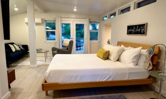 Carmichael Casa | King Bed-Peaceful Modern Cottage-Garden Setting