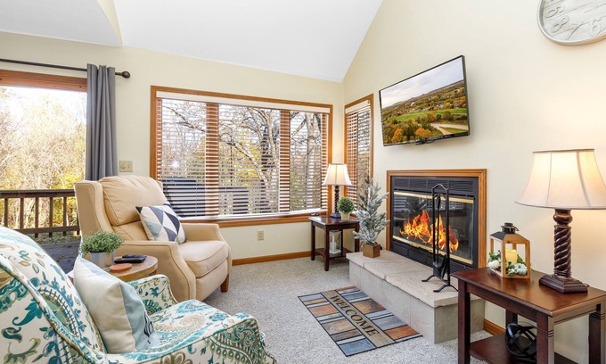 The Galena Territory Villa | King Bed, Peaceful, Semi-private Pool, Near Trails, Golf, Spa