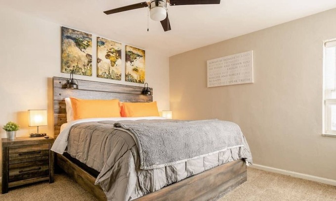 Country Club Plaza Area Apartamento | King Bed Penthouse One Blk to KC Plaza Pool/Gym