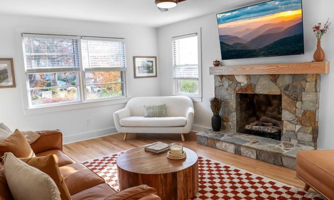 Black Mountain Casa | King Bed Prime Location Walk to Downtown