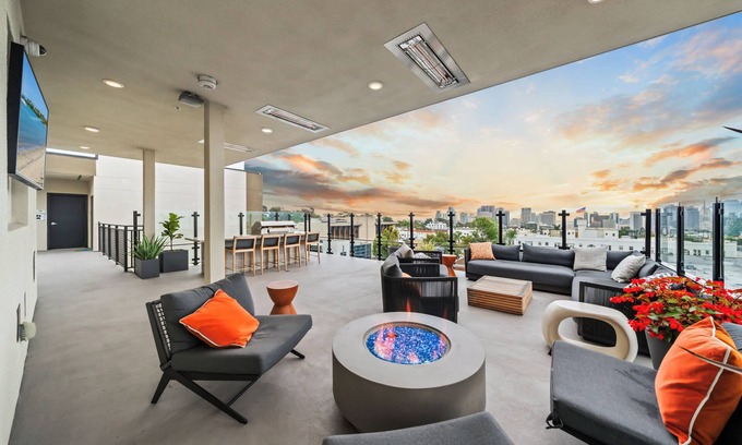 Bankers Hill Apartamento | King Bed + Fire Pit + Top Floor Views w/ Parking