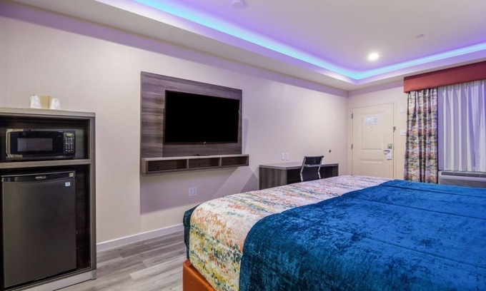 Houston Hotel | King Bed Room, Scottish Inns, Free Parking, Sofa, Minutes from CityCentre Plaza