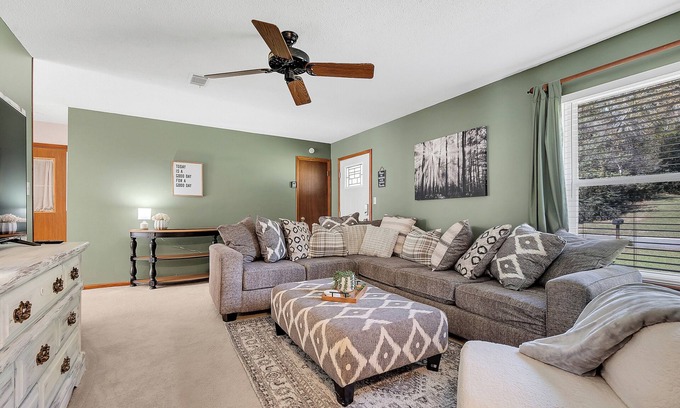 Warner Robins Casa | King Bed, Screened Porch, Covered RV parking & Garage! Great for extended stays