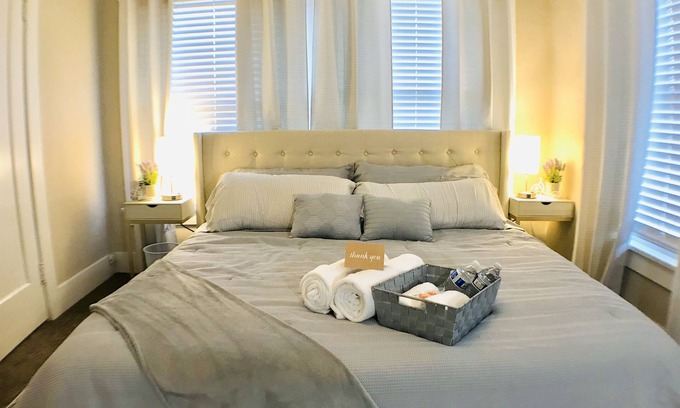 Oleander - Sunset Apartamento | King Bed/Sleeps 4/Furnished Private APT/In-Unit Washer Dryer/Smart HDTV