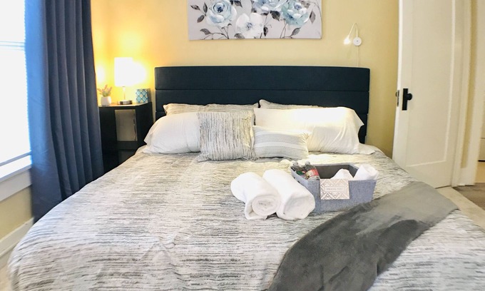 Oleander - Sunset Apartamento | King Bed/Sleeps 4/Furnished Private APT/In-Unit Washer Dryer/Smart HDTV