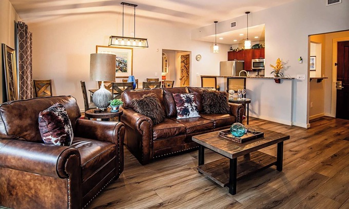 St. Augustine Condominio | King Bed- SS Appliances- Balcony- Top floor w/ wood floors- near beach