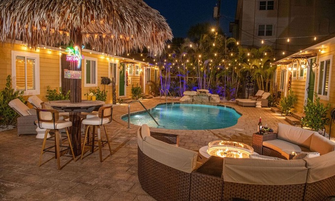 Madeira Beach Cabina | King Bed-Step to Madeira Beach-Heated Pool-Private