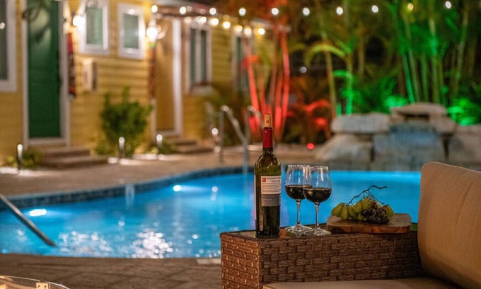 Madeira Beach Cabina | King Bed-Step to Madeira Beach-Heated Pool-Private