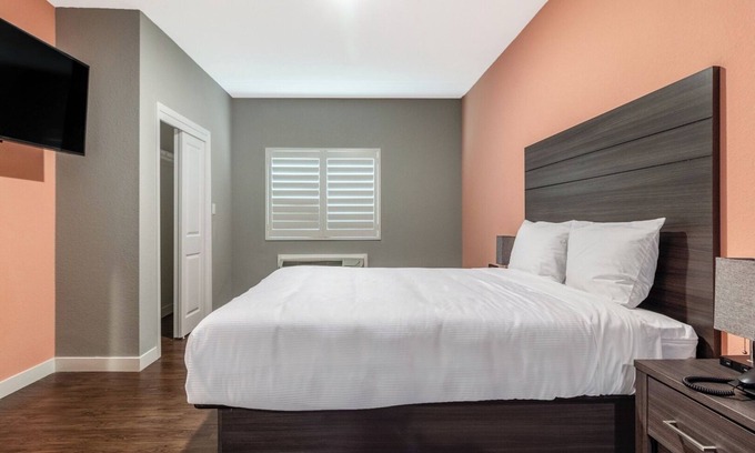 Houston Hotel | King Bed Suite, Scottish Inns, Guest Laundry, Near Bush Intercontinental