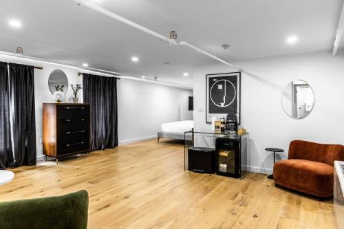 Bangor Apartamento | King Bed, The Phenix Historic Hotel, Spacious, Room # 406