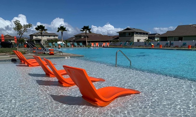 Ewa Condominio | King Bed w/ pool. Prime Location. Assigned Parking. Family Friendly!