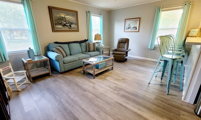 Newport Casa | KING bed--Walk to Food & Entertainment in Downtown Newport