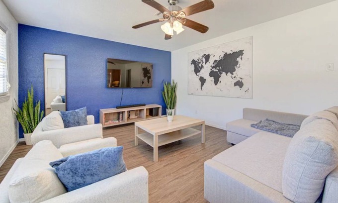 Beaumont Casa | king bed with Pool table, decked patio and gym
