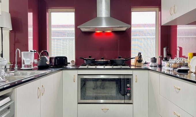 Queens Park Casa | King Bed with Private Ensuite. Close to Airport