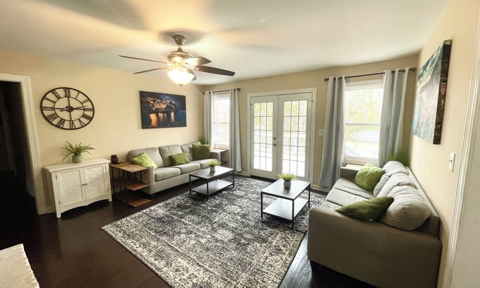 Charlotte Casa | King beds, 2 Living Rooms Fast WIFI, 6th Convertible Bedroom Available