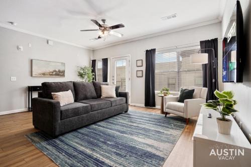 West Campus Apartamento | King Beds and Memory Foam Sleeper in Vibrant ATX Apt