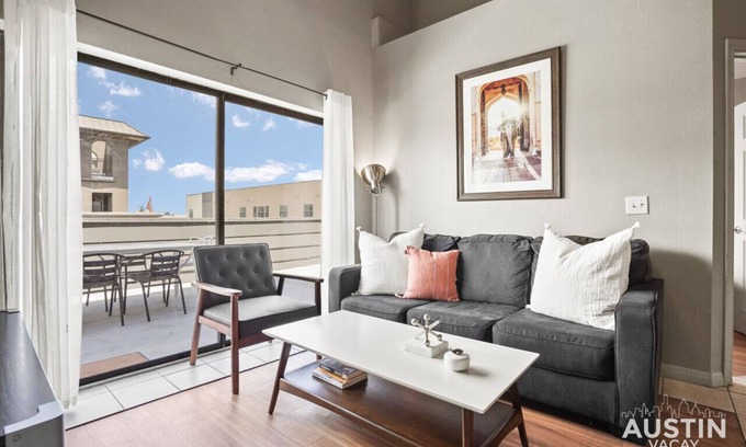 West Campus Apartamento | King Beds and Patio Dining in ATX West Campus Gem