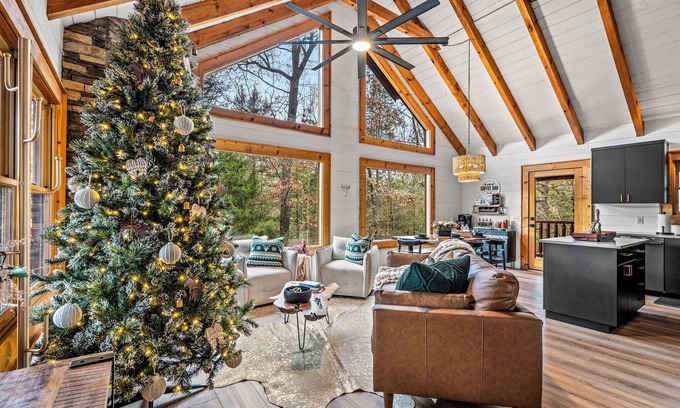 Gatlinburg - Pigeon Forge Cabina | Dog Friendly, King Beds, Bunks, Hot Tub