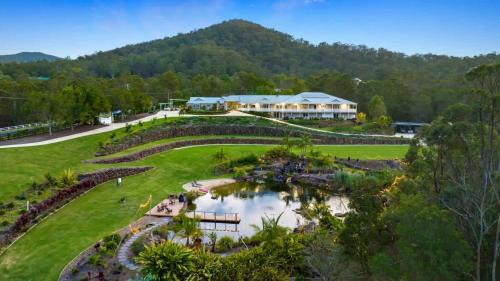 Gold Coast City Casa | King Beds - Ensuites - Sleeps 20 - Cinema - Lake